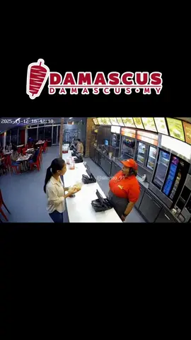 Itu makan dia. Kan dah mandi tepung 😌  #fyp #friedchicken #fastfood #customer #viralvideo 