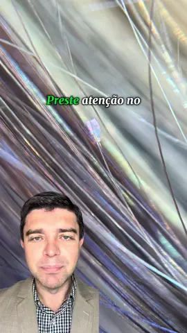 Atendi hoje uma menina de 8 anos que veio ao consultório por causa de descamação nos pés — algo super comum nas crianças. Mas, como dermatologista, sempre examino tudo com atenção. Ao me aproximar, notei vários pontinhos brancos no cabelo dela. Poderia ser caspa… poderia ser lêndeas… então perguntei para a mãe se havia coceira. Ela disse que não. Com o dermatoscópio confirmei: eram lêndeas. Mas aí veio a surpresa… as lêndeas estavam VERMELHAS!  Claro que aquilo não podia ser sangue — lêndea não sangra. Foi então que lembrei da gincana “cabelo maluco” que minha filha participou na escola. Perguntei, e a mãe contou: “Ah, doutor… ela pintou o cabelo de vermelho sim!” 😅 No fim, estava tudo bem — apenas piolhos com lêndeas pintadas! Mas essa história mostra como um olhar atento e experiente faz toda a diferença no diagnóstico. Se você gosta dessas curiosidades e de aprender mais sobre pele, cabelos e doenças dermatológicas, se inscreva no meu canal do YouTube e acompanhe meu trabalho aqui nas redes. Estou sempre compartilhando casos reais, conhecimento e dicas importantes! 👨‍⚕️📲 #Dermatologista #Dermatologia #SaúdeDaPele #CuidadoComAPele #PaisEFilhos           Dr. Fred Bernardes Filho CREMESP 129727 Dermatologista (RQE 53117) Especialista em hanseníase (RQE 531171)