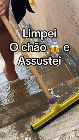 Minha gente… eu tô CHOCADA! 😂 Depois de três anos morando aqui, finalmente descobri a verdadeira cor do meu chão — graças ao limpa-pedras da DryLabs! Eu já tinha tentado de tudo, absolutamente TUDO, e nada funcionava… até esse bichinho poderoso entrar em cena. Ele não só limpou o chão, ele revelou um piso novo que eu nem sabia que existia! 🤣✨ E óbvio: se você quiser esse milagre engarrafado, meus seguidores têm cupom de desconto lá no site rsuta o veio . Pode ir sem medo, porque esse limpa-pedras entrega demais! Cupom: CLEA5