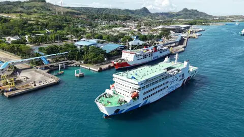 🚢 KMP Dalom 1 Resmi Beroperasi! Moda penyeberangan baru milik @pemprovlampung ini akhirnya hadir untuk memberi pengalaman perjalanan yang lebih nyaman, aman, dan lancar bagi warga yang melintasi Bakauheni–Merak. Bukan cuma soal kapal baru. Ini tentang memperbaiki konektivitas, mempercepat arus barang, mendukung sektor pariwisata, dan membuka peluang ekonomi yang lebih luas bagi masyarakat Lampung. Saya menegaskan bahwa armada ini adalah wujud komitmen untuk menghadirkan layanan transportasi laut yang inklusif dan modern. “Lampung telah menjadi pintu gerbang Sumatra selama ratusan tahun… jalur ini bukan hanya menghubungkan pulau, tetapi juga cerita, pekerjaan, dan masa depan masyarakat,” KMP Dalom 1 hadir dengan fasilitas yang sangat lengkap: ✨ Family room ✨ VIP Lounge ✨ Co-working space ✨ Ruang disabilitas ✨ Ruang pengobatan & ruang menyusui ✨ Area bermain anak ✨ Mushola Dan desain interior bernuansa tapis dan budaya Lampung yang membuat siapa pun merasa “pulang”. Dengan kapasitas 270 penumpang & 200 kendaraan, KMP Dalom 1 menjadi salah satu kapal terbesar di lintas Merak–Bakauheni. Dan, kebanggaan baru bagi masyarakat Lampung. Pemerintah Provinsi Lampung berharap kehadiran kapal ini: ✔ Memperlancar perjalanan warga ✔ Mengurangi biaya logistik ✔ Mendukung mobilitas usaha dan pariwisata ✔ Menjadi sumber PAD tanpa membebani APBD Karena perjalanan yang lebih baik, pada akhirnya adalah tentang hidup masyarakat yang ikut lebih baik. 🌊✨ #LampungMaju #KMPDalom1 #BakauheniMerak #TransportasiLampung #KonektivitasUntukRakyat  