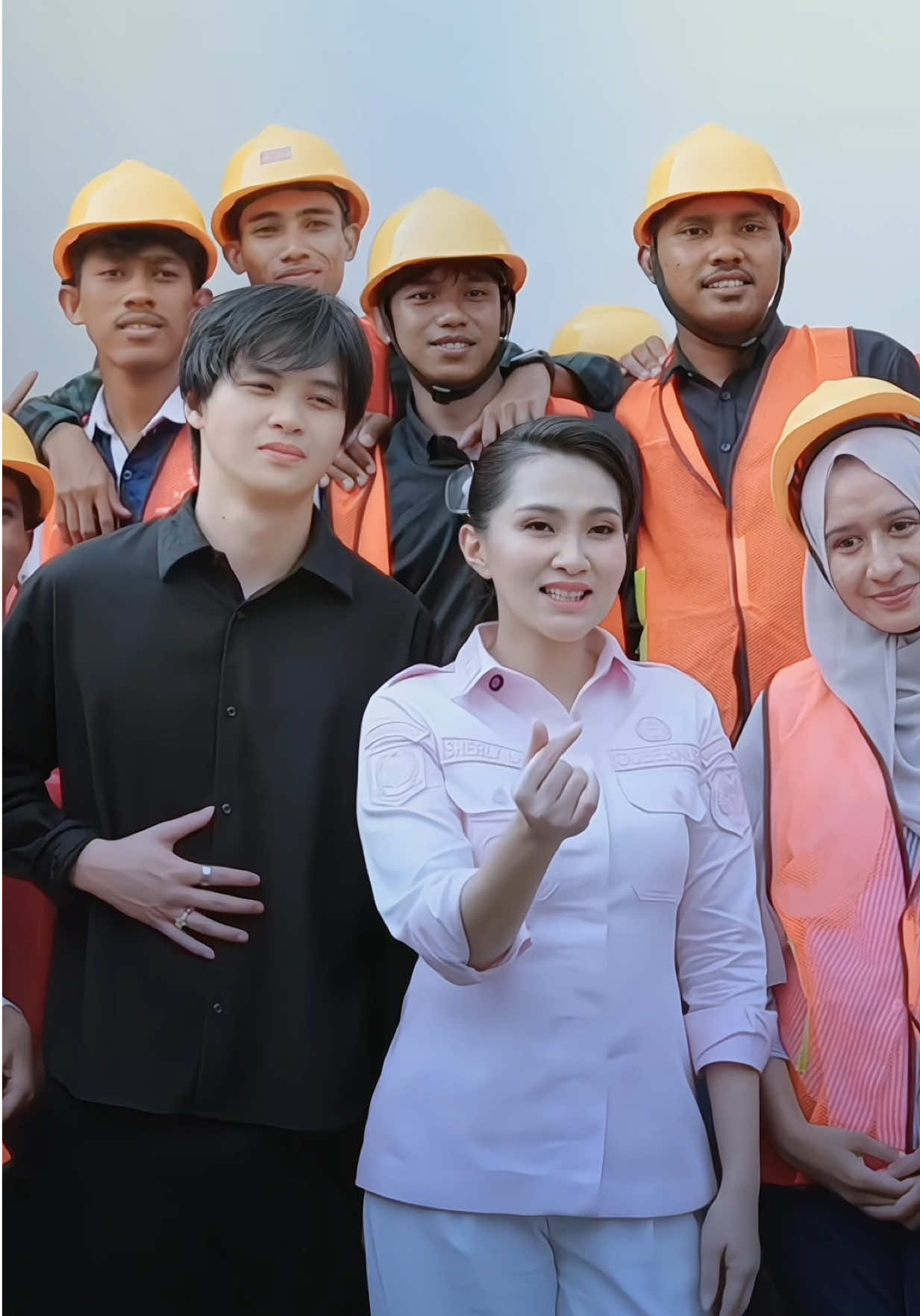 Halo Generasi Muda Malut! ✨ @bpvpternate lagi buka banyak pelatihan GRATIS buat kamu yang mau upgrade skill dan siap bersaing di dunia kerja! Mulai dari operator alat berat, forklift, refrigerasi, menjahit, barista, bakery, bahasa Mandarin, sampai CAD & elektronika industri  semua bisa kamu ambil! 🔥 20+ paket pelatihan tersedia sampai akhir tahun, lengkap dengan mentor ahli & sertifikat kompetensi. Jangan cuma nonton peluang, ambil! Daftar sekarang 👉 bit.ly/PelatihanBPVPTernate Belajar itu bukan cuma soal kerja, tapi soal masa depan Maluku Utara yang cerdas, berdaya, dan berbudaya. 💙✨