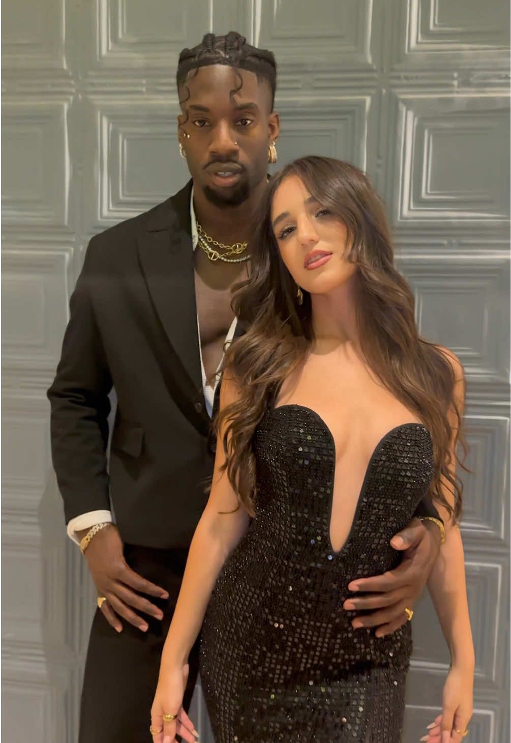 מוכרת את השמלה הכי יפה שלבשתי בחיים מי שרוצה שתגיב לי או תשלח הודעה💋 את חבר שלי אני לא מוכרת סורי @Stephane Legar ❤️