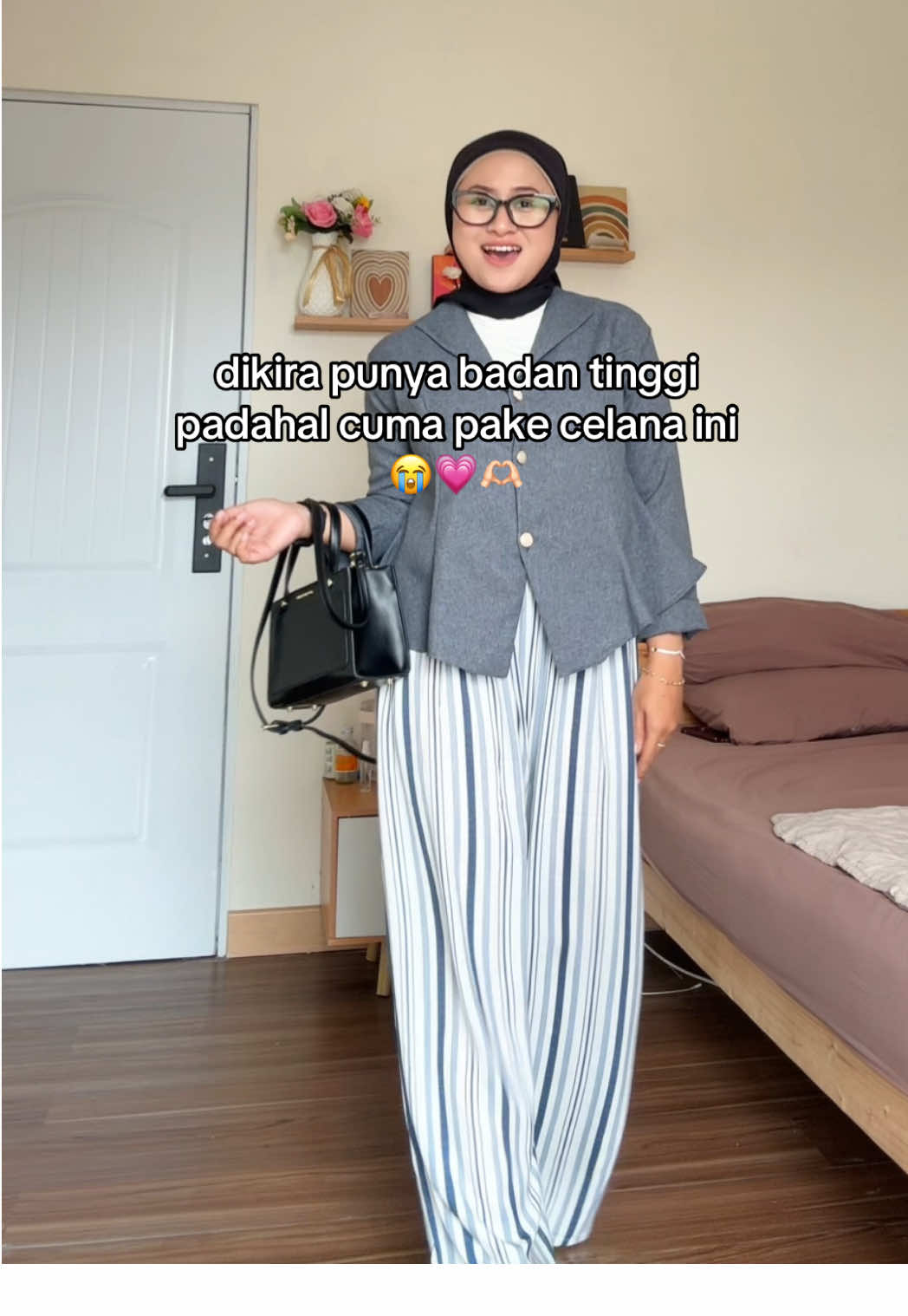 suka bgt sama celananya bisa dipake santai di rumah atau pergiii😭💗 #celanastripe #celanabahan #dailywear #ootdhijab #outfitideas 