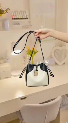 Elegan, praktis, dan berkelas. AGE FREE Noela Bag hadir dengan desain premium, ruang penyimpanan yang fungsional, serta material berkualitas untuk menunjang aktivitas sehari-hari. #agefree #racuntiktok 