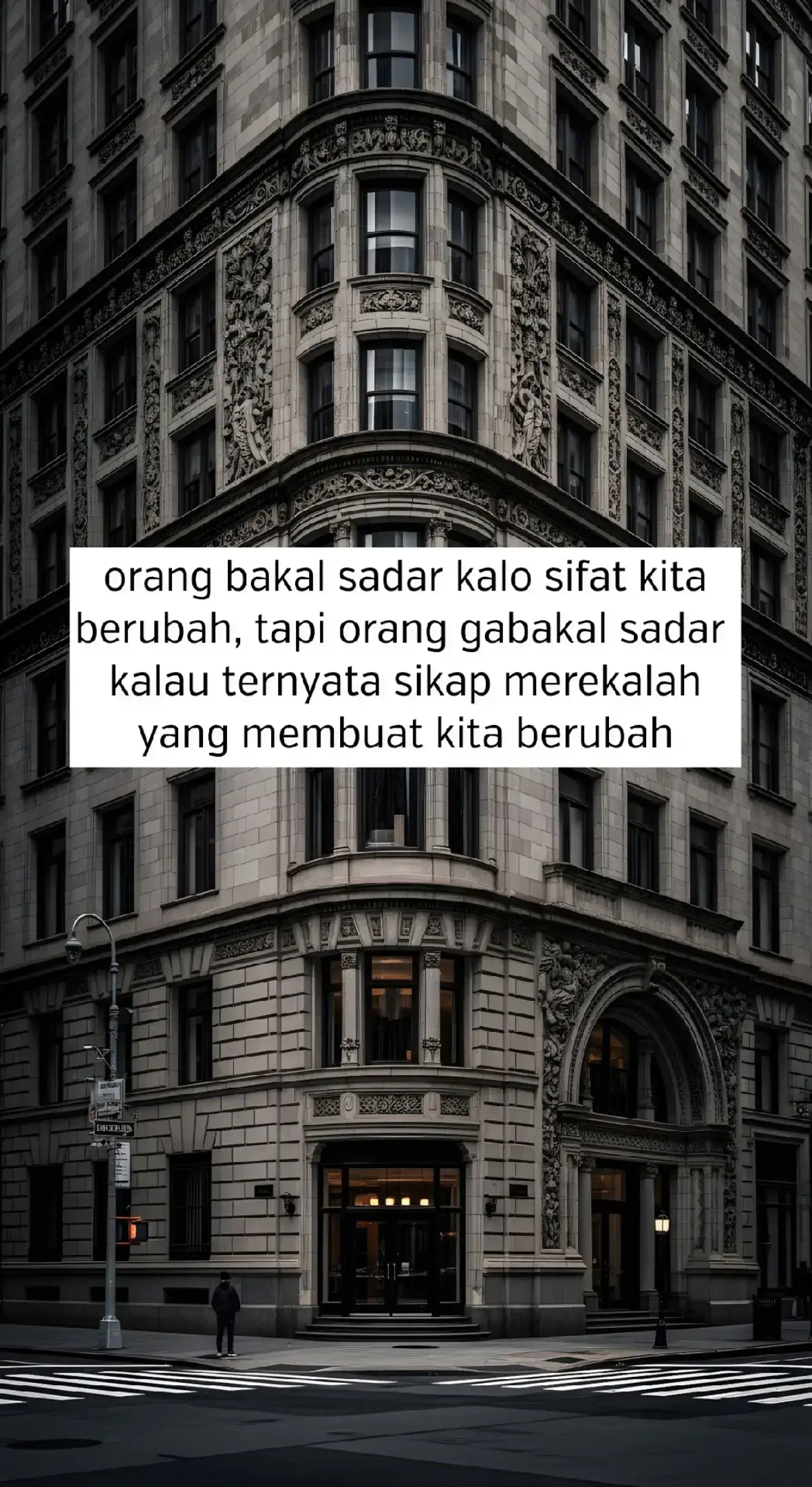 Bahan-Bahan 📝: Bahan Adonan: 250 gram tepung terigu protein sedang 1 butir telur 3 sdm gula pasir 1 sdm susu bubuk (opsional, biar lebih wangi) 1/2 sdt ragi instan 1/4 sdt baking powder 300 ml air (sesuaikan, jangan terlalu cair) 1/4 sdt garam 1/2 sdt vanili Margarin untuk olesan Bahan Topping 📝 : (sesuaikan selera): Margarin Gula pasir Coklat meses Keju parut Susu kental manis Kacang sangrai, Nutella, Ovomaltine, dll. Cara Membuat 🥢 : 1. Campur Adonan Basah Kocok telur dan gula sampai sedikit berbuih. Masukkan tepung, susu bubuk, ragi, vanili, dan garam. Tuang air sedikit demi sedikit sambil diaduk hingga halus (gunakan whisk agar tidak bergerindil). 2. Istirahatkan Adonan Diamkan adonan 30–45 menit agar ragi bekerja dan tekstur lebih lembut. Adonan akan sedikit mengembang. 3. Tambahkan Baking Powder Setelah didiamkan, masukkan 1/4 sdt baking powder lalu aduk rata. Ini penting supaya martabak bersarang. 4. Masak Martabak Panaskan wajan teflon anti lengket dengan api kecil ke sedang. Tuang adonan dan putar teflon supaya bagian pinggir membentuk kulit. Biarkan muncul banyak lubang. Taburkan gula pasir di atasnya agar bagian dalam lembut dan manis. 5. Tutup dan Masak Tutup wajan sampai bagian atas matang, tapi tidak kering. Angkat dan langsung olesi permukaan dengan margarin. 6. Tambahkan Topping Beri topping sesuai selera: Meses + keju Susu kental manis Coklat leleh Kacang sangrai Atau topping kekinian (Nutella, Ovomaltine, dll.) Lipat martabak, olesi sedikit margarin lagi supaya mengkilap. 💡TIPS AGAR BERSARANG DAN LEMBUT Pastikan wajan benar-benar panas sebelum adonan dituang. Jangan kebanyakan air, nanti tidak bersarang. Gula yang disebar di atas adonan bikin martabak lebih moist dan lembut. Gunakan api kecil agar tidak gosong tapi matang merata. Selamat mencoba dan Selamat menikmati!! #xybca #masukberandafyp #storytime #fyp 