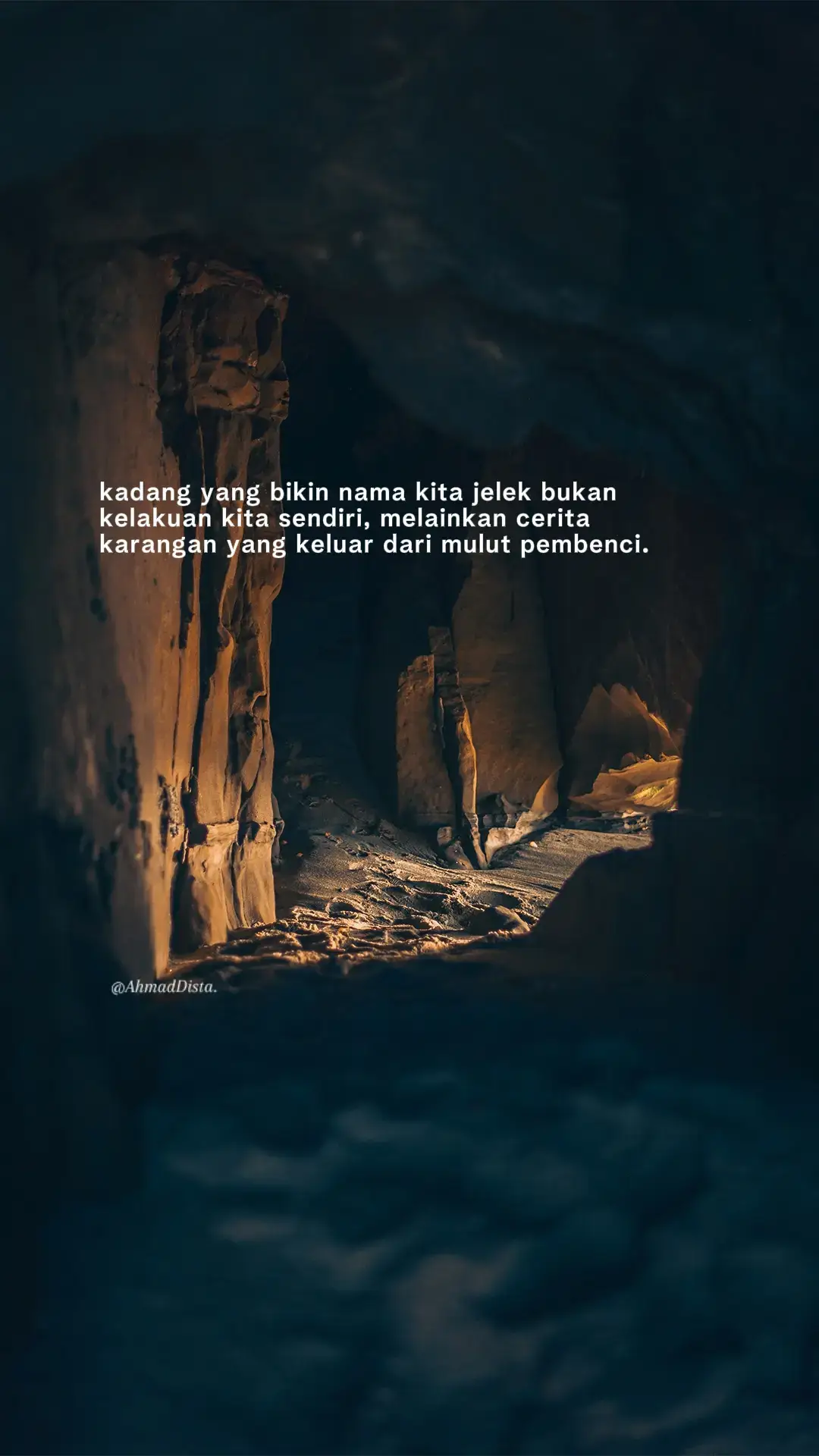 Bahan-bahan📝: 75 gram tepung tapioka 75 gram tepung terigu 2 sendok teh kaldu sapi bubuk 1 sendok teh garam 6 siung bawang merah, haluskan 2 siung bawang putih, haluskan 120 ml air Bahan untuk Kuah Bakso Aci📝: 8 siung bawang putih, haluskan 4 siung bawang merah, haluskan 4 buah cabai rawit merah, haluskan (jumlah bisa dikurangi atau ditambahkan sesuai dengan tingkat rasa pedas yang diinginkan) 1 sendok teh kaldu sapi bubuk 1 sendok teh garam 1 sendok teh gula pasir 1 sendok teh lada bubuk 800 ml air 2 sendok makan minyak goreng Bahan pelengkap (untuk topping): 1 batang daun bawang, iris halus 2 buah tahu yang telah digoreng Kacang pilus secukupnya Bawang merah goreng secukupnya Jeruk nipis. Cara membuat Bakso Aci🥢: 1.Rebus air bersama bawang merah dan bawang putih yang telah dihaluskan, garam, serta kaldu sapi bubuk hingga mendidih. 2.Di wadah lain, campurkan tepung tapioka dan tepung terigu dan perlahan tuang air rebusan sebelumnya secara perlahan sambil diuleni hingga menjadi adonan padat yang kalis dan mudah dibentuk. 3.Bulat-bulatkan adonan seukuran bakso dan rebus di air mendidih hingga matang dan semua bakso mengapung ke permukaan. Tiriskan. 4.Kuah: Panaskan sedikit minyak dan tumis bawang merah, bawang putih, serta cabai rawit merah yang telah dihaluskan hingga harum. 5.Tuang air dan bumbui dengan kaldu sapi bubuk, gula, garam, serta lada bubuk. Aduk rata, cicipi dan koreksi rasa bila diperlukan. 6.Masukkan Bakso Aci yang telah matang, rebus bersama kuah sebentar lalu pindahkan ke mangkuk saji. 7.Tambahkan topping pelengkap seperti tahu goreng, kacang pilus, bawang goreng, irisan daun bawang, serta perasan jeruk nipis sesuai selera. Bakso Aci Kuah ala Rumahan siap untuk disajikan. Selamat mencoba dan selamat menikmati!!! #katakata #4u #storytime #xzyabc #fyppppppppppppppppppppppp 