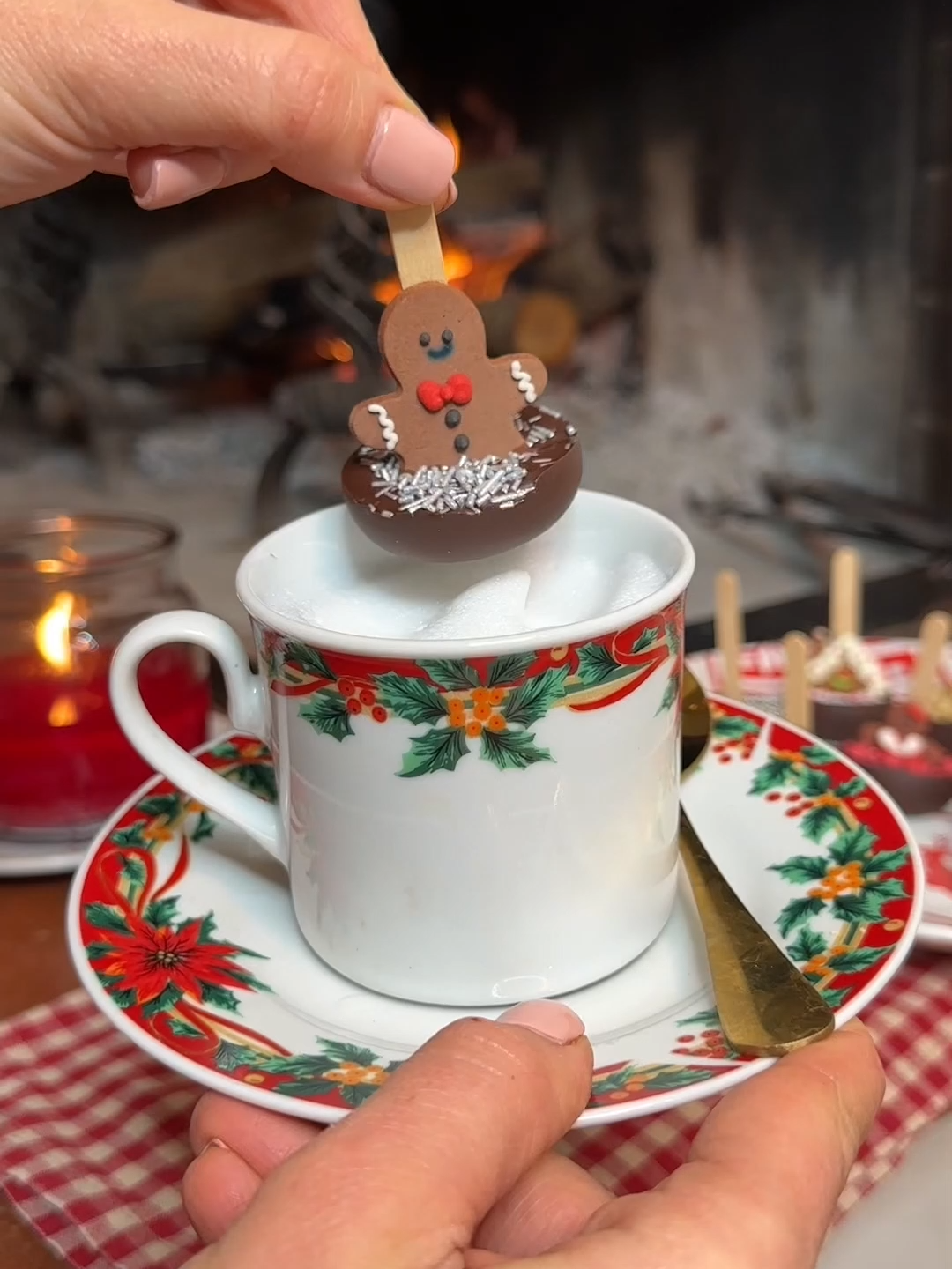 A must for your cozy Christmas breakfast! 😍 The magic has officially begun... are you in? ✨ 🎄 Ingredients (makes about 10 pieces): 300 g dark chocolate sugar decorations wooden popsicle sticks colored sprinkles and sugar pearls, as needed Method: Chop the chocolate and melt it in a double boiler or in the microwave. Pour the melted chocolate into semi-sphere or cube molds (like ice cube molds, but larger). Decorate with colored sprinkles and sugar pearls, add some sugar decorations, and finally insert a wooden stick into each one. Let them cool at room temperature. Once set, remove them from the molds and store in the fridge in a tightly sealed container. Whenever you feel like warming up with a hot chocolate, simply heat a cup of milk and let one of these fun chocolate sticks melt inside. Tip: They make a cute and delicious gift, perfect for Christmas! #cookistwow #EasyRecipes #christmas