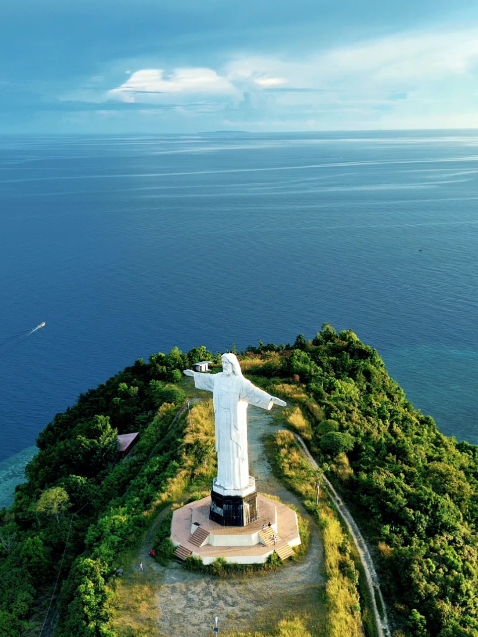 📍 Tugu Mokas, Serui Laut #seruipapua #kepulauanyapen #tugumokasserui #djiflip 