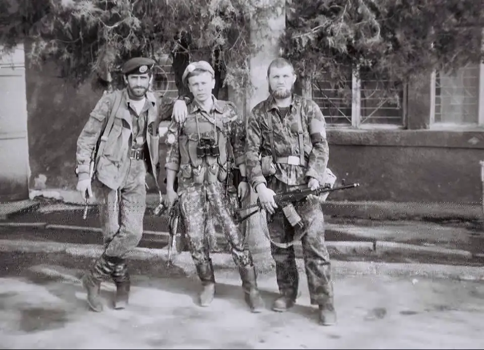 Перша російсько-чеченська війна (чеч. Дуьххьара нохчи-оьрсийн тӀом) або Пе́рша чече́нська війна́[12] (рос. Пе́рвая чече́нская война́), в Росії також відома як Перша чеченська кампанія (рос. Пе́рвая чече́нская кампа́ния) або з офіційної російської точки зору як Збройний конфлікт у Чеченській Республіці та на прилеглих до неї територіях Російської Федерації (рос. Вооружённый конфликт в Чеченской Республике и на прилегающих к ней территориях Российской Федерации[13]) — військовий конфлікт між Російською Федерацією та Чеченською Республікою Ічкерією, що відбувався переважно на території Чечні у період з 1994 року по 1996 рік. Результатом конфлікту стала перемога чеченських збройних сил та виведення російських військ, масові руйнування, жертви[14] та збереження Чечнею незалежності. Олег Йосипович Челнов (псевдонім Беркут; нар. 31 січня 1965, Харків, Українська РСР, СРСР — зник безвісти після 7 березня 1996, Грозний) — український націоналіст, військовик, командир підрозділу УНА-УНСО «Вікінг» під час Першої російсько-чеченської війни. Один з двох українців, удостоєних нагороди «Герой нації» Чеченської Республіки Ічкерія Олександр Іванович Музичко, відомий також як Сашко Білий (19 вересня 1962, Кізел, Пермська область — 24 березня 2014, Бармаки[2]) — український націоналіст, військовик, учасник організацій СНУМ, УНА, УНСО. Координатор Правого сектора на заході України[3]. #girlsundpanzer #gup #девушкиитанки #yukariakiyama #ukraine 