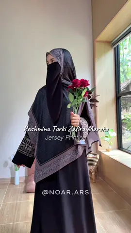 Finally nemuin pashmina motif turki yang cantik banget coraknya dan bahannya jersey printing adem banget kalian harus cobain juga.! 