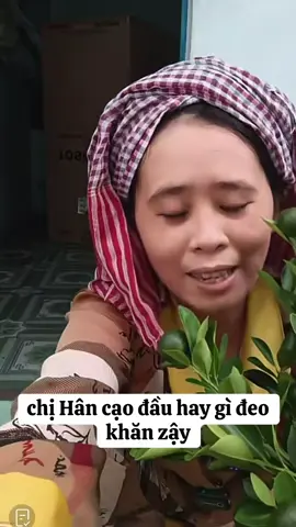 Chị Hân cạo đầu hay gì đeo khăn zậy #hannguyen #funny 
