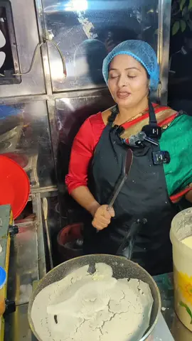 আপনাদের নজর ঠিক করেন -- হাজার চেষ্টা করে ও সিমি আপা খোলাজালি পিঠা তৈরি করতে পারছেন না #streetfood 