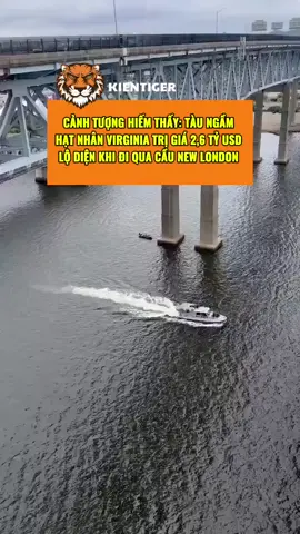 🇺🇸⚓ Cảnh tượng hiếm thấy: Tàu ngầm hạt nhân lớp Virginia trị giá 2,6 tỷ USD lộ diện khi đi qua cầu New London Người dân tại New London, Connecticut vừa chứng kiến khoảnh khắc cực kỳ hiếm: một tàu ngầm tấn công hạt nhân lớp Virginia – trị giá 2,6 tỷ USD – di chuyển ngay dưới cầu, hướng ra Đại Tây Dương. Khoảnh khắc này tiết lộ phần nào về sức mạnh hải quân hiện đại của Mỹ: #kientiger #viral #haiquanhoaky #quandoihoaky #taungamhatnhan 
