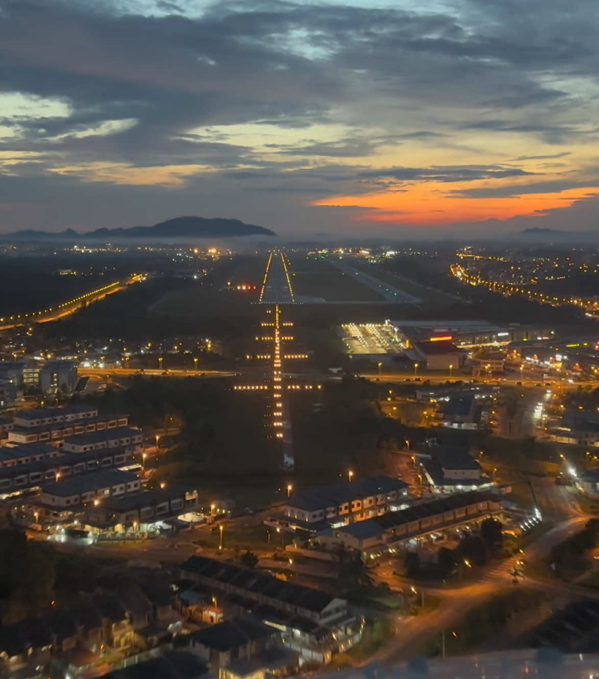 KCH RWY 25 sunset.. Kuching waktu senja.. berlatar belakang Gunung Serumbu #fyp #b737 #pilotlife #aviation #kuchingsarawak 