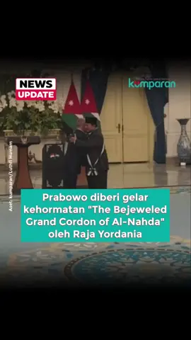 Presiden Prabowo Subianto menerima gelar kehormatan The Bejeweled Grand Cordon of Al-Nahda dari Raja Yordania Abdullah II saat kunjungan kenegaraan di Jakarta, Jumat (14/11). Gelar tersebut diberikan setelah keduanya menggelar pertemuan bilateral bersama para delegasi. Usai penganugerahan, Prabowo memberi hormat kepada Raja Abdullah II, kemudian mereka bersalaman dan berpelukan hangat. Menteri Luar Negeri Sugiono menyebut penghargaan itu sebagai penghargaan tertinggi dari Kerajaan Yordania, sekaligus simbol hubungan kedua negara yang dinilai lebih dari sekadar hubungan diplomatik biasa. 📸: Dok. kumparan/Luthfi Humam, YouTube Sekretariat Presiden. Follow WhatsApp Channel kumparan untuk dapat Informasi terpercaya dikirim langsung ke WhatsApp kamu. Ketik kum.pr/WAchannel di browser kamu sekarang, agar bisa share informasi tanpa ragu. #newsupdate #update #news #vidol #prabowo #presiden #delegasi #rajayordania #info #infoterkini #berita #beritaterkini #bicarafaktalewatberita #kumparan