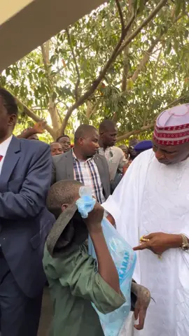 Haduwar Mai Girma Gwamnan Jahar Kano Abba Kabir Yusuf Da Wani Yaro Me Tallan Pure Water A Masalacin Juma’a Na North West.