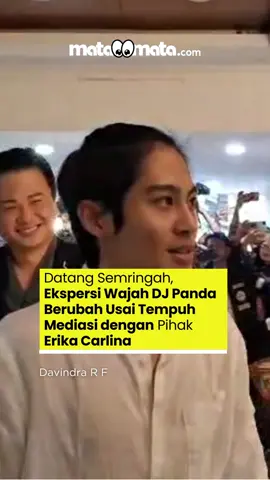 DJ Panda baru saja menjalani proses restorative justice (RJ) kedua dengan pihak Erika Carlina di Polda Metro Jaya.  Dengan setelan khas, kemeja putih dan rambut dikuncir, DJ Panda terlihat semringah saat datang ke lokasi. Ia juga sempat melangkahi pembatas besi untuk masuk ke dalam ruangan demi menghindari media. Namun, saat ke luar dari ruangan, wajah DJ Panda tampak jadi sorotan. Beda dari awal, DJ Panda lepas dari senyum semringahnya saat datang ke Polda Metro Jaya. Wajah DJ asal Surabaya ini tampak masam. DJ Panda tidak bicara apapun saat ditanya wartawan. Termasuk di antaranya hasil restorative justice hingga hubungan dengan Erika Carlina. #DJPanda #ErikaCarlina #KasusDJPanda #PoldaMetroJaya #Selebriti 