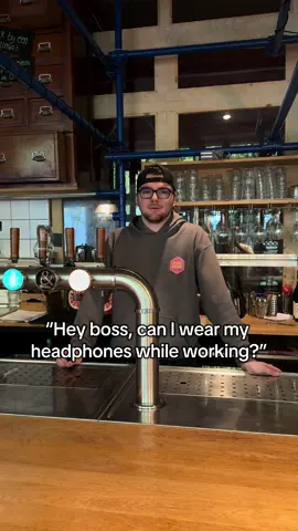 Headphones? Sure! 😂 #rabauw #strijpseindhoven #fyp #viral #eindhoven 