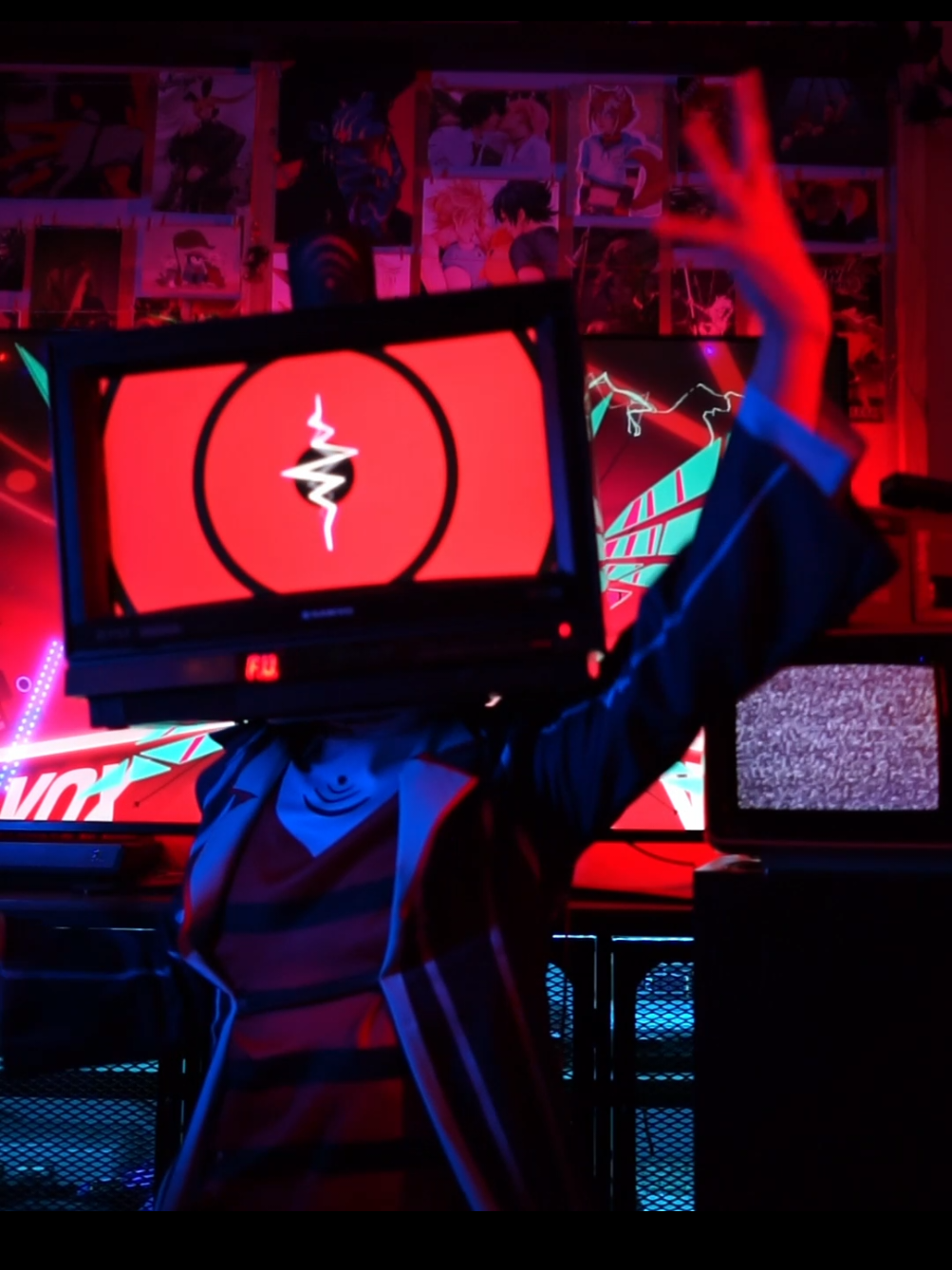 I'll show you what it means to be the 📺📺📺 king of Hell! When I heard the song I knew I had to do this! Hazbin Hotel Vox Dei cosplay cover. Syncing animation on both displays was a challenge but a nailed one! Now I need more TVs 😈 My head made out of an old CRT TV needs some improvements but I love it anyway! #hazbinhotel #voxcosplay #voxdei #hazbinhotelvox #tvhead 