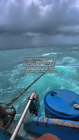 Doa ibu vs alam semesta🌪️🌊. #nelayanpalang #pelautindonesia #nelayan #nelayanindonesia #tuban24jam 