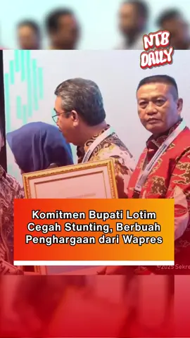 Komitmen Pemerintah Kabupaten (Pemkab) Lombok Timur (Lotim) dalam percepatan penurunan stunting kembali mendapat pengakuan nasional. Bupati Lotim, H. Haerul Warisin, menerima penghargaan atas dukungan dan komitmennya yang tinggi dalam menyukseskan Gerakan Orang Tua Asuh Cegah Stunting (Genting). Penghargaan diserahkan langsung oleh Menteri Kependudukan dan Pembangunan Keluarga/Kepala BKKBN, dr. H. Wihaji, pada Pembukaan Rapat Koordinasi Nasional (Rakornas) Percepatan Penurunan Stunting Tahun 2025, di Jakarta Rabu (12/11/2025). Sumber: Suara NTB #ntb #lombok #lombokvirall🌴🌴 #lomboktimur 