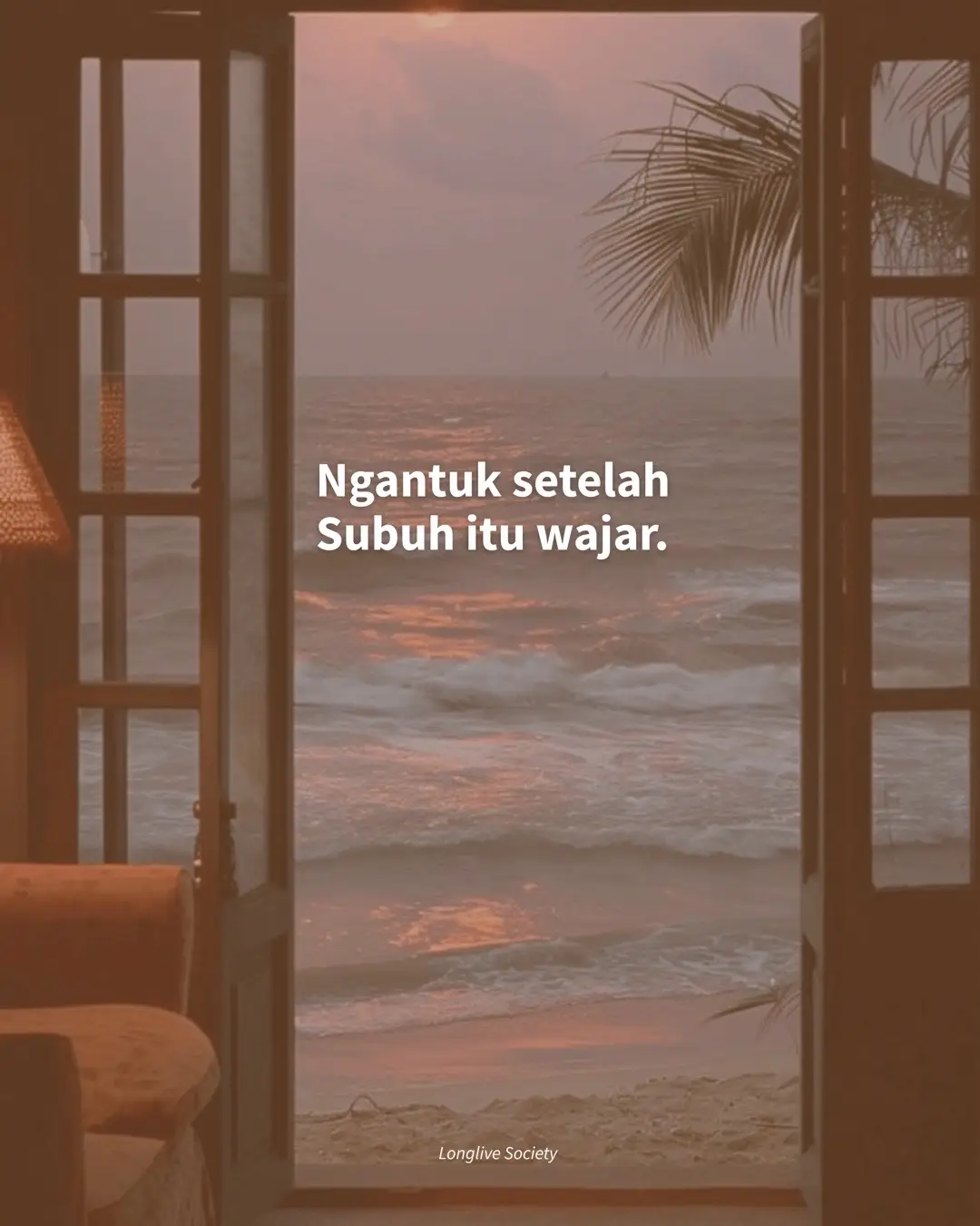 Shubuh itu waktu paling rawan banget buat tidur, makanya pahala keberkahan orang-orang yang bertahan di waktu ini juga ga main-main.    Coba lakuin ini: 1 Langsung ganti suasana. Jangan tetap di tempat shalat. Keluar kamar, buka jendela, cuci muka pakai air dingin. Cahaya alami bakal bantu otakmu sadar. 2 Lakukan aktivitas ringan. Jangan langsung buka HP. Jalan sebentar, baca Qur’an, beresin tempat tidur, atau dengar kajian ringan. Fokusnya bukan “jangan tidur”, tapi “gunakan waktu berharga ini”. Kalau ngantuk waktu tilawah coba sambil berdiri atau jalan jalan. Pastikan badanmu jangan dibuat nyaman, karena shubuh ini rawan.  3 Pahami maknanya. Tidur lagi setelah Subuh sering bikin hati berat dan kepala kusut, tapi yang lebih parah.. Kamu kehilangan barakah waktu pagi. Waktu ini tuh ladang doa yang paling jernih dan kesempatan untuk menata niat sebelum dunia berisik. 4 Buat niat konkrit. Misal: “Setiap kali aku tahan diri nggak tidur setelah Subuh, aku lagi menanam keteguhan dan keberkahan untuk hari itu.” Sekecil itu pun ibadah. Intinya, kamu bukan cuma lawan kantuk, tapi lagi ngelatih diri jadi orang yang menang di waktu paling berharga.