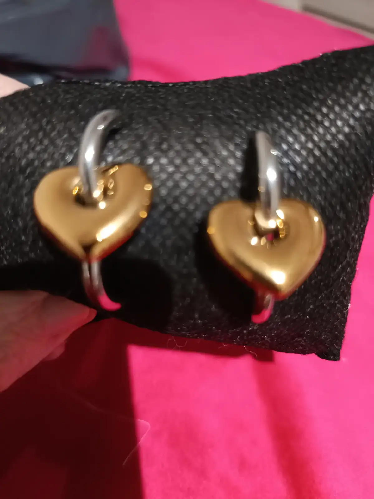 Pendientes de acero inoxidable en dos tonos oro y plata tienen un estilo muy bonito. Precio Par de pendientes en forma de corazón.  12€ Contacto  con nosotros 672811913 crimasu.co@gmail.com  #joyeria  #bisuteria 