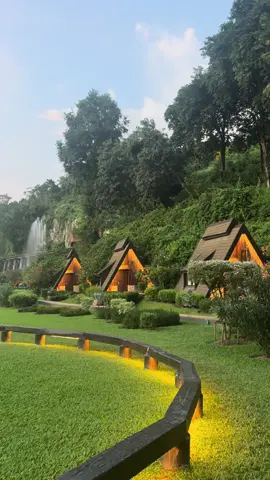 สวยใช่ไหมคะ 😊🚂⛰️🌳🌲🍃🛖🛖🛖 #สวนไทรโยครีสอร์ท #ไทรโยคกาญจนบุรี #ที่พักไทรโยค 