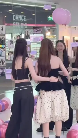 Coi CEO chiều nhân viên kìa chài ơi  Có danh phận cái khác liền , ẩm bồng trên tay  #DangerousQueen #TKphinyanech #Nurdesoraya #TKNur #TKNURVietnamFC 