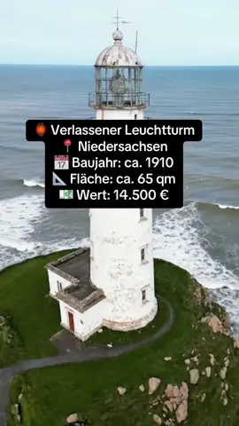 Ein kleiner, jahrzehntealter Leuchtturm direkt an der windigen Nordsee. Innen stillgelegt, rund gewundene Treppen, enge Räume und verblasste Farben – alles wirkt verlassen, aber voller Geschichte. Der Blick aus den kleinen eckigen Fenstern zeigt endlose Dünen und Meer. Perfekt für alle, die Lost-Place-Atmosphäre lieben. #lostplace #maritim #leuchtturm #immobilie #ki 