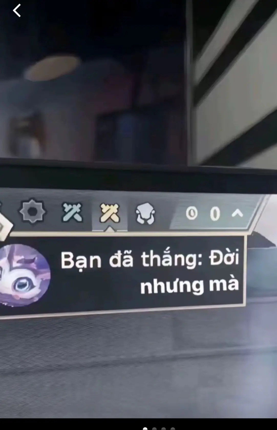 Chúng ta đã từng là tất cả của nhau, từng là tin nhắn đầu tiên vào buổi sáng, là cuộc gọi cuối cùng trước khi chìm vào giấc ngủ. Những ngày tháng đó, anh là thói quen của em, và em là cả thế giới nhỏ bé của anh. Chúng ta đã từng hứa hẹn, từng vẽ ra viễn cảnh tương lai có nhau, từng nghĩ chẳng có gì có thể chia cắt được tình yêu này. Thế nhưng, tình yêu, dù đẹp đến mấy, cũng không chống lại được hiện thực. Có lẽ chúng ta đã gặp nhau vào một thời điểm chưa đúng. Hoặc cũng có thế, chúng ta yêu chưa đủ trưởng thành để gìn giữ nhau giữa những lần giận hờn, những hiểu lầm không tên, và khoảng cách vô hình cứ ngày một lớn dần. Chúng ta dần thay đổi, dần xa lạ ngay trong chính mối quan hệ từng rất thân quen. Những cuộc trò chuyện thưa dần, những lần im lặng nhiều hơn là quan tâm. Rồi một ngày, không ai nói lời chia tay, nhưng cả hai đều hiếu, đã đến lúc phải dừng lại. Có những cuộc tình kết thúc không phải vì hết yêu, mà vì không còn đủ sức để ở lại. Không oán trách, không hối hận, chỉ còn những hoài niệm nhắc rằng đã từng có một người khiến tim mình rung động đến thế. Và rồi, sau tất cả những yêu thương từng cháy bỏng, sau bao lần vun vén và cả những lần lặng lẽ rơi nước mắt vì nhau. Cuối cùng, mình trả nhau về vị trí ban đầu vốn có em là em, anh là anh, hai kẻ xa lạ từng đi qua cuộc đời nhau với tư cách là một mối tình dang dở.