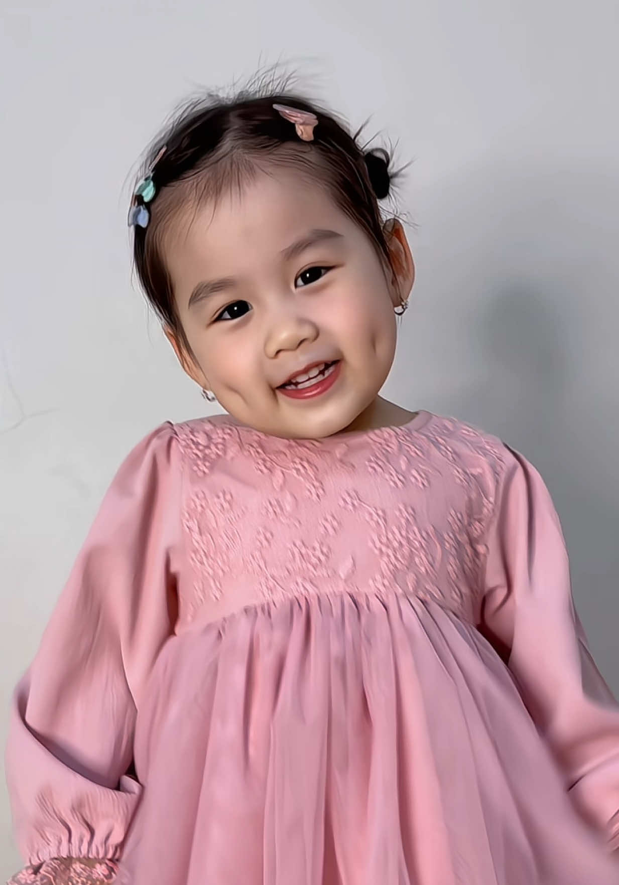 Cô chú xem có cuộc thi hát nào để mẹ cháu đăng ký cho cháu với, chứ nó diễn quá trời diễn rồi 🤣🤣 #embemalum #malumdongtien #embedangyeu #xuhuong 