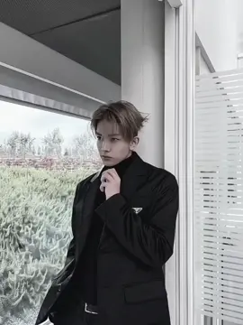 POV: kamu baru saja bersiap untuk tidur, namun seseorang telah mengetuk pintumu. kamu tau itu adalah heeseung, jadi kamu buru-buru memakai semua aksesoris robot mu.  kamu membuka pintu, 