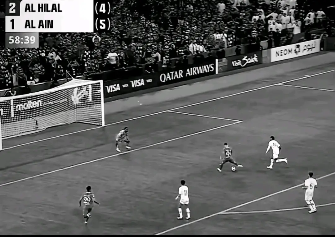 لحظة صغيرة كانت كفيلة أن تكتب التاريخ، لكنها ابتسمت للحظ ليس لنا كم مرة اقتربنا من الفرح، ثم سحب القدر الكرة من الشباك قبل أن تلامسها يا لها من لحظة... بين أن تكون بطلاً أو ذكرى حزينة لا تُنسى ماذا لو سجلنا؟ ماذا لو فزنا؟ ربما كان اليوم مختلفاً، ربما كنا نحن من نُكتب في صفحات المجد ضاعت أسهل نسخة من آسيا... وضاع معها نبض الملايين، كان الفرح على بعد خطوة، خطوة واحدة فقط لكن القدر اختار أن يجعلها ذكرى مؤلمة لا تُنسى