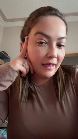 Най- прекрасният гланц , който със сигурност щеше да ме зарадва като малко момиченце ( той ме радва адски и сега де) #essencecosmetics #makeup #lipbalm #българия #bulgaria 