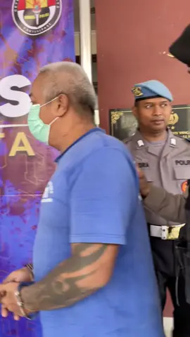 Polres Magelang Kota Ungkap Kasus Penipuan dan Penggelapan Mobil Pickup Daihatsu Grandmax Polres Magelang Kota berhasil mengungkap kasus tindak pidana penipuan sebagaimana dimaksud Pasal 378 KUHP dan/atau penggelapan sesuai Pasal 372 KUHP yang dilakukan oleh seorang pria berinisial AF alias B, usia 50 tahun, warga Kampung Kebondalem, Kelurahan Potrobangsan, Kecamatan Magelang Utara, Kota Magelang, Jumat (14/11/2025). Perkara ini bermula dari laporan korban yang merasa dirugikan setelah pelaku berpura-pura meminjam kendaraan miliknya namun kemudian menggunakan mobil tersebut sebagai jaminan pinjaman uang kepada orang lain tanpa seizin pemilik. Perbuatan tersebut menimbulkan kerugian yang cukup besar dan menuntut proses hukum untuk memberikan kepastian serta rasa keadilan bagi korban. Kejadian berlangsung di Kampung Jagoan I, Kelurahan Jurangombo Utara, Kecamatan Magelang Selatan, Kota Magelang pada Rabu, 24 September 2025 sekitar pukul 21.00 WIB. Pada malam itu, pelaku mendatangi rumah korban untuk meminjam satu unit mobil pickup Daihatsu Grandmax tahun 2014 warna hitam dengan nomor polisi AA-9072-BA. Awalnya korban menolak memberikan izin karena mobil akan digunakan untuk keperluan keesokan harinya. Namun, pelaku terus mendesak dan menjanjikan bahwa kendaraan akan dikembalikan pada Kamis, 25 September 2025 sebelum pukul 09.00 WIB. Karena merasa percaya, korban akhirnya menyerahkan mobil beserta kuncinya kepada pelaku. Namun hingga waktu yang dijanjikan, pelaku tidak kunjung mengembalikan mobil tersebut. Ketika dihubungi, pelaku beralasan kendaraan masih digunakan oleh temannya. Bahkan hingga Jumat, 26 September 2025, alasan serupa terus dilontarkan. Situasi ini membuat korban curiga bahwa kendaraan miliknya telah disalahgunakan. Kecurigaan korban terbukti setelah ia menerima informasi bahwa kendaraan tersebut berada di Baleagung, Grabag, tepatnya di rumah seseorang bernama Gatot. Ketika korban mendatangi lokasi bersama rekannya, pihak keluarga Gatot menolak menyerahkan mobil karena pelaku telah menjaminkannya sebagai pelunasan tanggungan pribadi. Merasa dirugikan, korban kemudian melaporkan kejadian tersebut ke Polres Magelang Kota. Akibat ulah pelaku, korban mengalami kerugian material mencapai Rp72.250.000. Laporan ini langsung ditindaklanjuti oleh petugas Satreskrim untuk melakukan penyelidikan dan mencari keberadaan pelaku. Dari proses penyelidikan, petugas memperoleh informasi bahwa pelaku berada di wilayah Alun-alun Kabupaten Pati. Pada Minggu, 19 Oktober 2025 sekitar pukul 23.00 WIB, petugas Satreskrim Polres Magelang Kota berhasil mengamankan pelaku di lokasi tersebut. Sementara itu, barang bukti berupa satu unit mobil pickup Daihatsu Grandmax berhasil diamankan dari rumah Gatot di Grabag, Kabupaten Magelang. Adapun barang bukti lain yang turut diamankan berupa satu lembar surat keterangan BPKB kendaraan, STNK, serta identitas lengkap kendaraan pickup Daihatsu tahun 2014 nomor polisi AA-9072-BA. Seluruh barang bukti kini berada di Polres Magelang Kota untuk kepentingan penyidikan lebih lanjut.#magelang24jamfyp #magelang #fypage #fyp #polresmagelangkota 