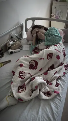 VIẾT CHO BẢN THÂN Hnay, tròn 4tháng mình chính thức chiến đấu mạnh mẽ vs căn bệnh quái ác này 🙃 May mắn cho mình là toa thuốc ổn, đau đớn chút thôi, mệt mõi chut thôi rồi cũng qa… “Cười một cái” cười cho sự mạnh mẽ của mình - đối diện, nhưng những lúc đau qá thì cũg muốn bỏ cuộc cho rồi, về với Chúa sớm chut chẳng sao.. đó là suy nghĩ của mình khi mình qá đau hoặc qá mệt Rồi lại cố gắng khi thấy ba mẹ lên  canh mình ngủ, ba mẹ đau lòng khi mình ko ăn được, hay năn nỉ mình uống gì đó cho khoẻ …! Nhưng kết qả là mình nôn hết Thấy áy náy mà cũg tội nghiệp cho bản thân mình qá yếu đuối, ko cố kiềm lại mà nôn ra … bao công sức 😔 Hnay tới đây thôi, mình lại mệt rồi  #ChienBinhK #cancer #chuyenthuongnhat #conhungngaynhuthe 