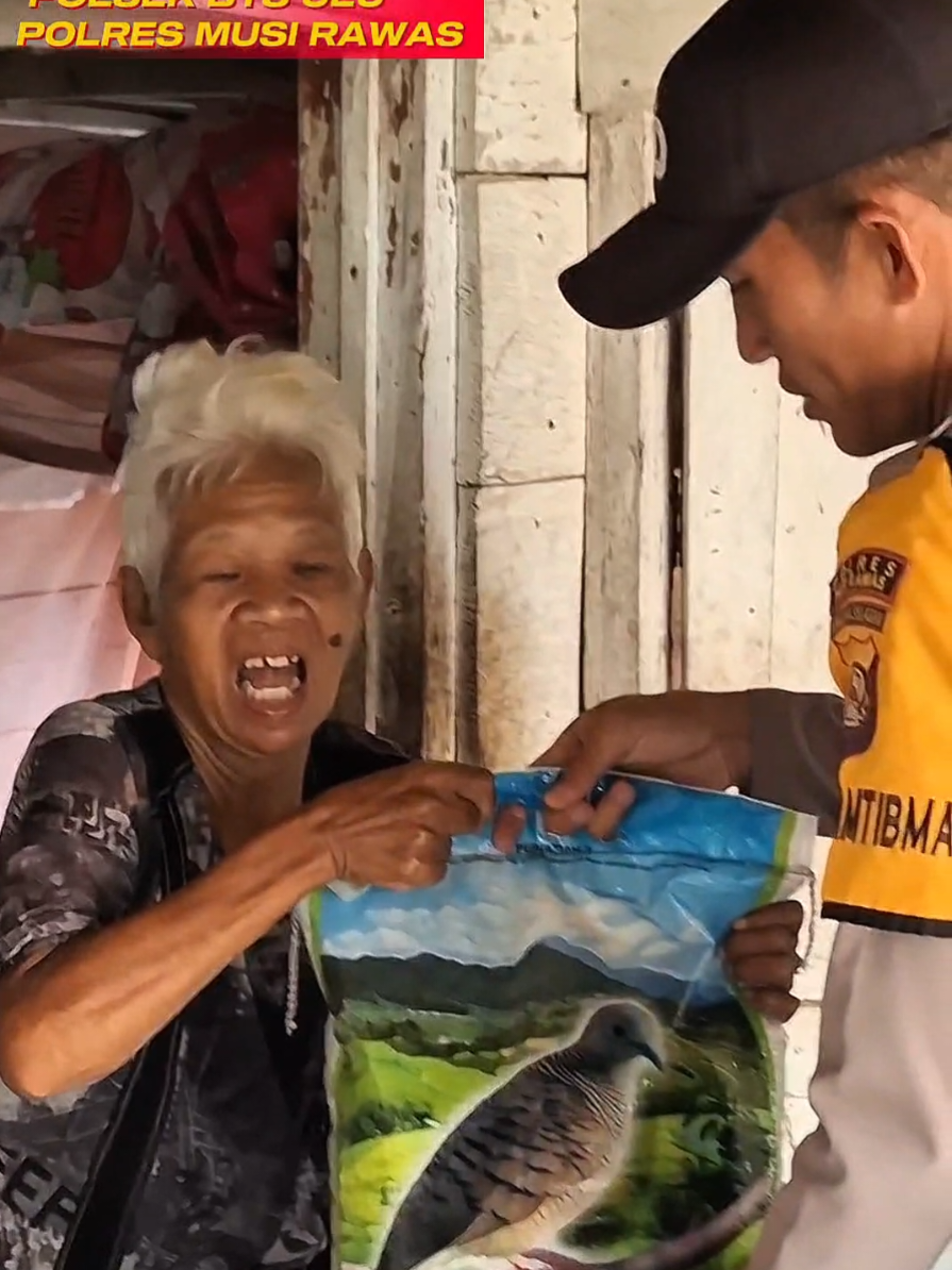 Peduli Sesama Polsek BTS Ulu Polres Musi Rawas Salurkan Bansos Di Jum'at Berkah Dalam kegiatan Bansos ini Polsek BTS Ulu Polres Musi Rawas menyalurkan bantuan sosial berupa beras kepada masyarakat kurang mampu sebagai wujud kepedulian Polsek BTS Ulu terhadap kondisi sosial di sekitar lingkungan