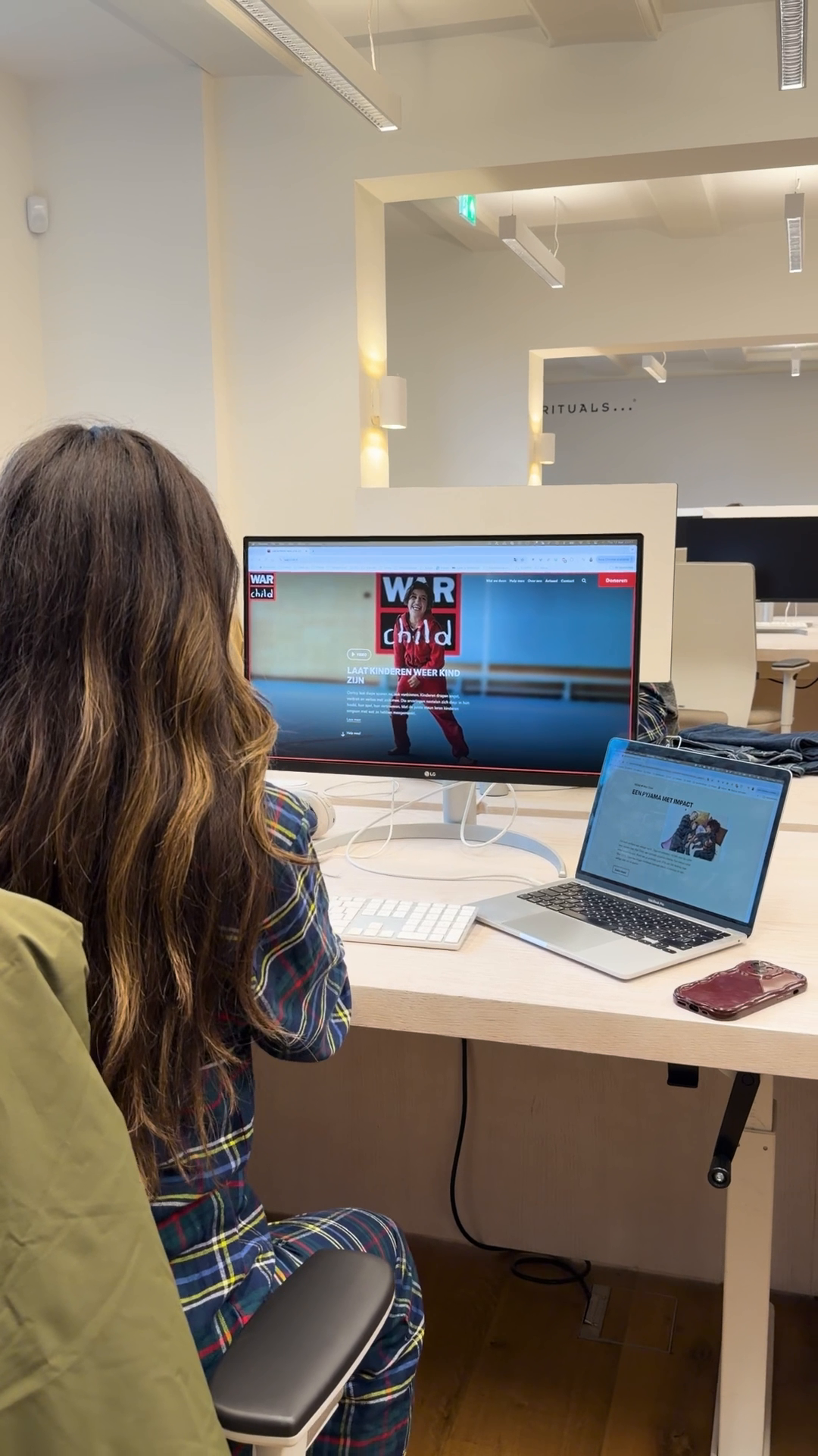 PJ Day, but make it meaningful ❤️ We wore our pyjamas not to sleep, but to stay awake for the 473 million children affected by war and conflict. Together we supported War Child Nederland and the children whose lives they help rebuild every day. The Hema x War Child pyjamas were created to help provide support, education, and safe spaces for children living through war. Because every child deserves a safe night’s sleep and the right to dream without fear or worry. ✨ BETTER THE BALANCE. We guarantee that we will use 10% of our annual net profit of the previous year to support causes that improve the wellbeing of people and the planet. For more information visit rituals.com/profitpledge.