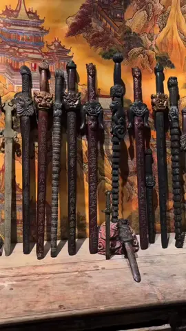 Tâm Linh Dụng Phẩm: Hạc Minh Điện - 鹤明殿 ---  Pháp khí Mao Sơn được luyện chế nghiêm ngặt, kết hợp giữa thiên thời – địa khí – nhân tâm, được trì chú nhiều ngày đêm trong đàn pháp, mang năng lực trấn tà, trừ uế, hóa giải nghiệp chướng, và khai thông linh vận.Một số pháp khí tiêu biểu của Mao Sơn:🔸 Kiếm gỗ đào – trấn tà mạnh mẽ, chém uế khí, phá huyễn cảnh.🔸 Chuông pháp (Linh chung) – khai thông đạo âm, gọi hồn và trấn an vong linh.🔸 Bảo ấn ngũ lôi – dùng trong phép triệu binh, gọi thần lệnh để trấn yểm âm binh.🔸 Chu sa phù lục – ghi chú lệnh bằng chu sa, mang sức mạnh từ pháp giới, dùng để yểm sát, gọi hồn, hoặc khai mở đạo nhãn.🔸 Gương bát quái – Kính chiếu yêu – phản tà, chiếu rõ chân hình của yêu tà, vọng tưởng.- Mỗi món pháp khí đều gắn với từng loại pháp sự: trừ tà, siêu độ, giải oán, yểm trạch, khai vận, chiêu tài… và không thể sử dụng tùy tiện nếu không được khai quang hoặc truyền pháp đúng cách.🧧 “Pháp khí không tự linh – Linh tại tâm truyền. Tâm không tịnh, pháp không ứng.”Chỉ khi người hành đạo giữ giới, định tâm và hợp mệnh, pháp khí mới thực sự phát huy linh lực.