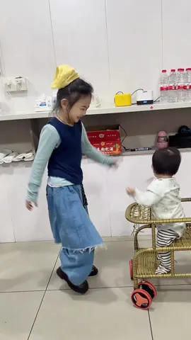 妹妹不会走路先学会了跳舞😅😅😅#萌娃#可爱#姐妹日常#温馨画面#孩子的快乐很简单