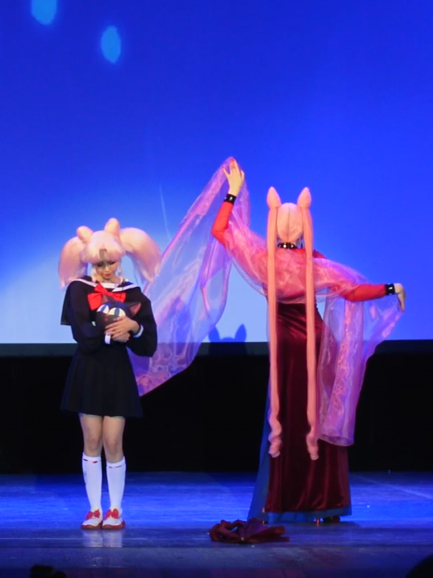 Она боролась сама с собой 😈 Тёмная Леди и Чибиуса 🌙💔 Часть 2 Тёмная Леди - тг Ryoko Demon  Чибиуса - MeowDzen  #sailormoon #cosplay #blacklady #chibiusa #panicomix2023 #сейлормун #косплей #тёмнаяледи #чибиуса #паникомикс