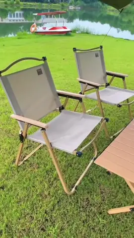 مقعد سفاري قابل للطي (اضغط اطلب الآن 👇🏻) واتساب 07771757638 ✅ توصيل مجاني لجميع محافظات العراق 🚚 مثالي للتخييم، الرحلات البرية، الصيد، والاستجمام في الهواء الطلق. مناسب للحدائق، الشرفات، أو للتخييم على الشاطئ. يوفر راحة واستقرارًا أثناء الجلوس لفترات طويلة في أي مكان. المميزات هيكل قوي من أنابيب معدنية مطلية بلون ذهبي مقاوم للصدأ والعوامل الخارجية. قماش متين ومشدود يوفر دعمًا مريحًا للجسم أثناء الجلوس. مساند خشبية طبيعية بتشطيب أنيق ومريح لليدين. قابل للطي بالكامل لسهولة التخزين والنقل في السيارة أو الرحلات. تصميم مريح منخفض الارتفاع يمنح جلوسًا مستقرًا ووضعية مريحة للظهر. مفاصل معدنية متينة تعزز من ثبات الكرسي على مختلف الأسطح. الأبعاد: - قياس المقعد: 47 × 27 سم - ارتفاع الكرسي: 62 سم - قياس الكيس (عند الطي): 65 × 65 × 8 سم - الوزن: 2.7 كغ فقط – خفيف وسهل الحمل. محتويات الصندوق مقعد سفاري قابل للطي. الملاحظات يُفضل استخدامه على أسطح مستوية لتوزيع الوزن بشكل متوازن. يُنصح بتجفيفه بعد الاستخدام في الأماكن الرطبة للحفاظ على عمر القماش. يُحفظ بعيدًا عن مصادر اللهب المباشر #سفرة #كرسي #تخييم 