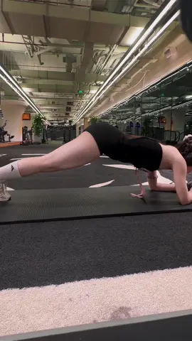 Hít đất gì chưa người đẹp 😎  #fyp #foryou #viraltiktok #gym #gymmotivation 