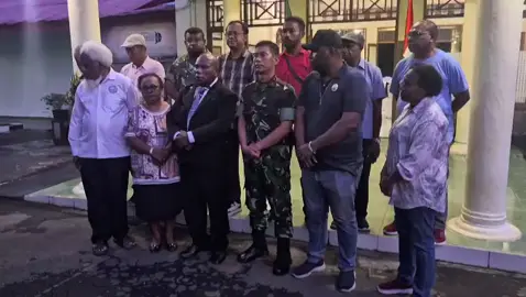 Bahwa Rindam 17 Cenderawasih tidak ada niat sedikitpun untuk melakukan pembongkaran terhadap gereja,yg ada adalah Danrindam melaksanakan pemeriksaan terhadap administrasi di seluruh bagian yang ada di Rindam 17 Cenderawasih karena itu merupakan bagian dari tanggung jawab seorang Komandan. Jangan mudah terprovokasi dengan isu isu yang bertujuan mengadu domba antar suku dan agama. Tanah Papua adalah tanah yg di berkati,mari kita junjung saling menghormati dan toleransi antar umat beragama sehingga tercipta kerukunan antar umat beragama. NKRI HARGA MATI #tni #tnibersamarakyat #tniprima #nkrihargamati 