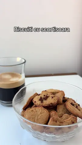 Biscuiti cu scortisoara  250 g faina  120 g unt moale 80 g zahar brun 1 ou 1 lingurita scortisoara 5 g praf copt 1 plic zahar vanilat Un praf sare O lingura de zahar brun  O lingurita de scortisoara  Amestecam ingredientele umede intr-un bol si cele uscate in alt bol.  Adaugam ingredientele uscate peste cele umede si amestecam pana obtinem un aluat nelipicios. Formam o bila si o punem intr-o folie alimentara , pe care o lasam 30 min la frigider. Presaram blatul de lucru cu putina faina si întindem aluatul intr-un dreptunghi.  Formam figurinele cu ajutorul stampilelor si le punem pe o foaie de copt. Le presaram cu amestecul de zahar si scortisoara si le lasam la cuptor 10-12 minute la 180 de grade. Pofta buna! ❤️ #biscuit #deliciilecasei #cinnamon #christmas 
