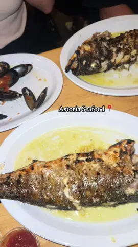 Hands down BEST seafood spot in NYC!! Drooling over those muscles 🤤 #nyc #nycfood #nycfoodie #nycseafood #astoriaseafood 