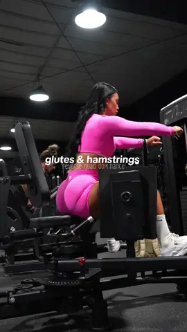 i like my bass how i like my weights⚡️ save 4 your next leg day #girlswholift #gymgirl #musclemommy #fitnesscoach #legday 