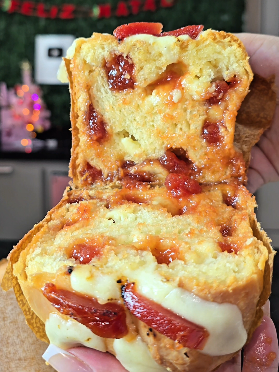 Panettone Romeu e Julieta mais fofinho que nuvem! Massa leve, fermentação infalível e um sabor que faz qualquer um se apaixonar 😍 ✨ Ingredientes da Esponja Mágica 250ml de água morna 10g de fermento seco 5 colheres de farinha de trigo ✨ Massa 2 gemas 4 colheres de açúcar Essência de panettone 50ml de suco de laranja 🍊 2 colheres de manteiga 50g de requeijão cremoso usei da @veredaalimentos 1 colher de café de sal 650g de farinha de trigo (adicionando até a massa ficar lisa e elástica) Cada panettone ficou com 225g sem recheio Usei forminhas de 250g ✨ Recheio Goiabada + Mussarela 🤤 👉 Gostou? Segue @dicaskasandra e @veredaalimentos --- Comenta aqui: Qual sabor de panettone você escolheria — Romeu e Julieta, Frutas ou Chocolate? 👇🎄 --- 💰 Quer faturar alto neste Natal? Imagina vender delícias irresistíveis e ganhar uma renda extra com suas próprias mãos! 😍 📘 Meu E-book com 10 receitas natalinas por apenas R$ 10,90 👉 Acesse o link no meu perfil e garanta já o seu! --- #PanettoneRomeueJulieta #PanettoneCaseiro #NatalCaseiro #ReceitasDeNatal #RomaEJulieta         