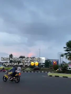 udah mulai jahat ke aku ya  kenapa ya kemarin sering cerita kalo semisalnya di kelas ada kejadian kayak gitu  tapi sekarang kok kamuu jahat gaa pernah ngabari aku lagi kamu udah risih sama notif aku ya #excited  #katakatagalau🥺 